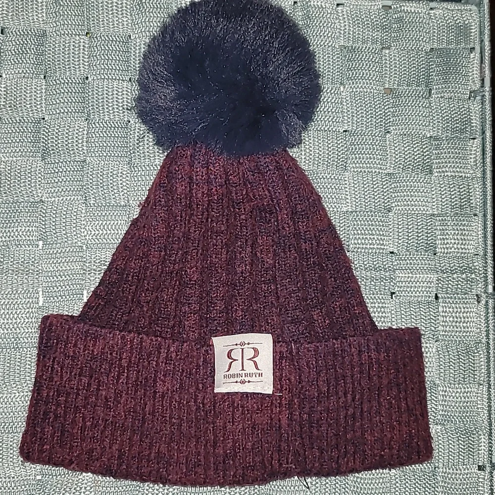 Robin Ruth Pom Snow Cap - Picture 1 of 3